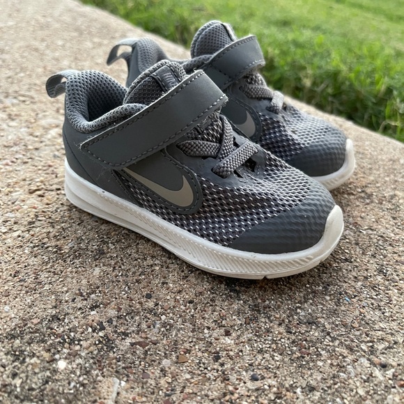 Toddler Nikes 4C - Picture 3 of 6